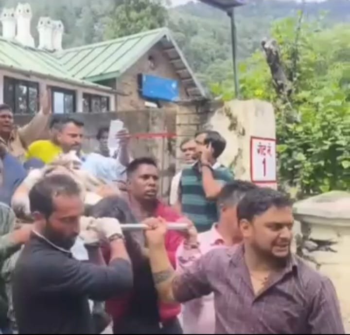 सड़क हादसा: जल संस्थान का ट्रक अनियंत्रित, दो पर्यटक महिलाओं की हालत गंभीर…