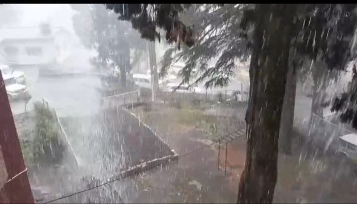 नैनीताल में झमाझम बारिश से बदला मौसम, ठंड बढ़ी, पर्यटकों की बढ़ीं मुश्किलें
