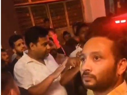 शूटिंग के दौरान ‘बार एंड रेस्टोरेंट’ बोर्ड पर विवाद, विरोध के बाद हटाया गया शब्द