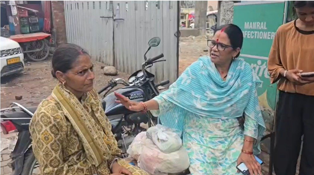 हरिद्वार से रामनगर तक दर्दभरा सफर, पति पर पत्नी को बेसहारा छोड़ने का आरोप