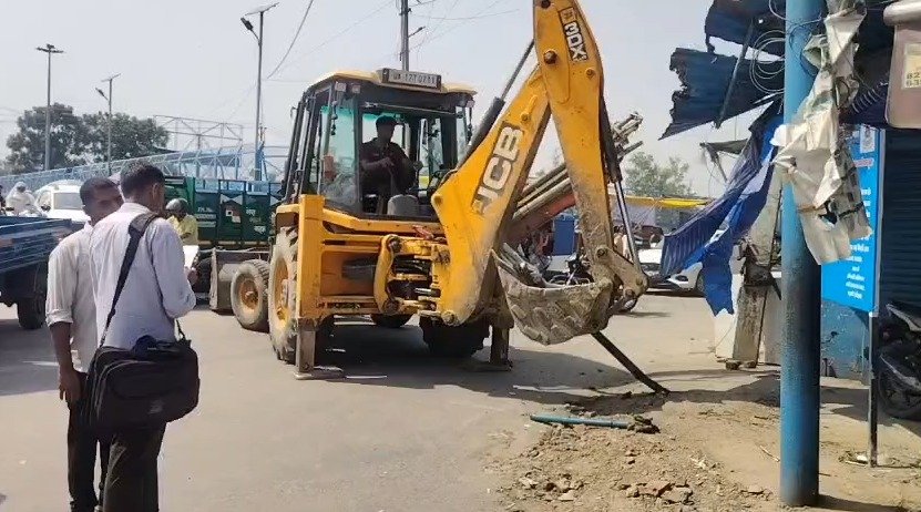 कलियर में अवैध निर्माणों पर चला बुलडोजर, कार्रवाई पर उठे सवाल…