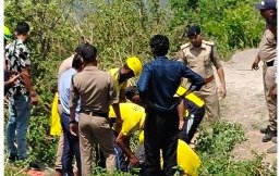 मसूरी में भीषण हादसा: गहरी खाई में गिरी कार, चार लोगों में एक महिला की मौत