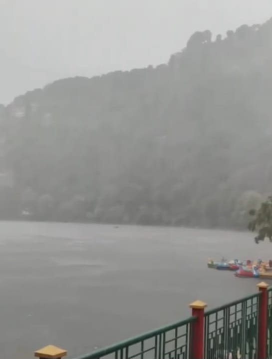 बारिश और कोहरे के बीच ठंड बढ़ी, नैनीताल में सामान्य जनजीवन प्रभावित