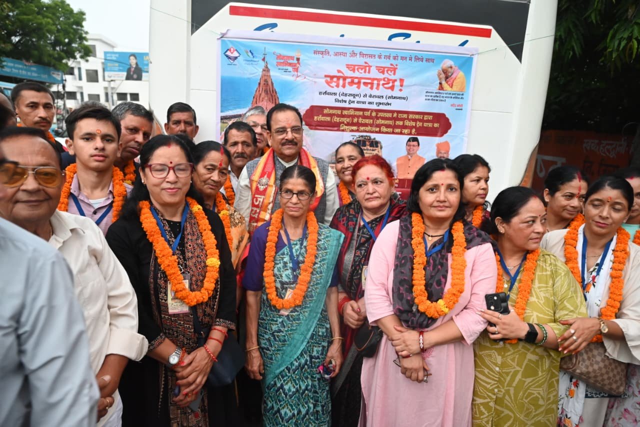 सोमनाथ धाम के लिए रवाना हुए नैनीताल के श्रद्धालु, सरकार की निःशुल्क यात्रा योजना बनी सहारा
