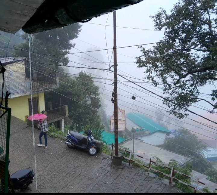 सरोवर नगरी में बारिश का कहर, गर्जिया-बेतालघाट मार्ग बंद होने से बढ़ी परेशानी