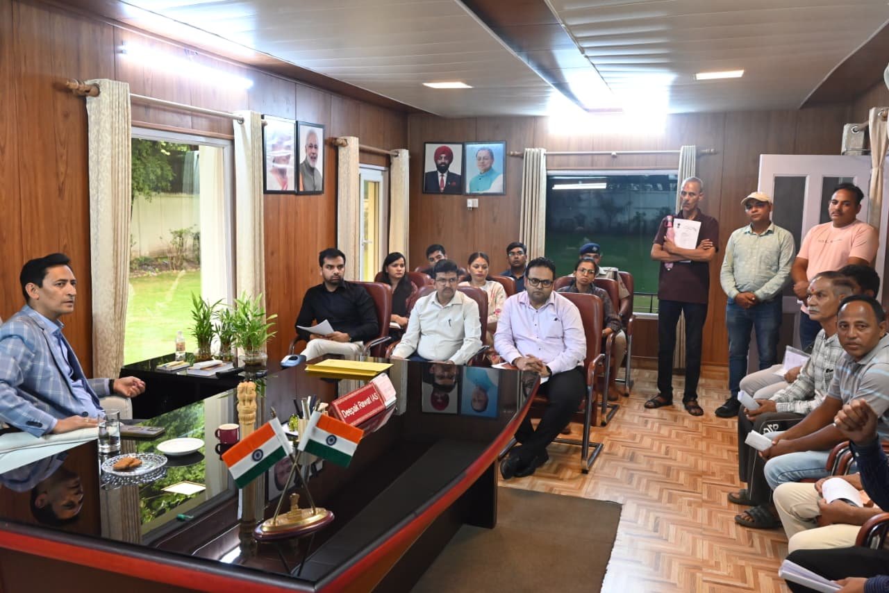 कुमाऊँ आयुक्त दीपक रावत ने जनता से किया सीधा संवाद, समस्याओं के जल्द समाधान का दिया भरोसा