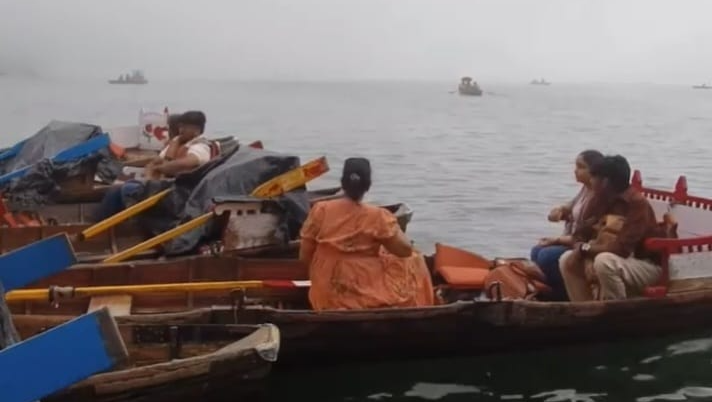 नैनीताल में बारिश से बढ़ी ठंड, गर्म कपड़ों की खरीदारी में आई तेजी