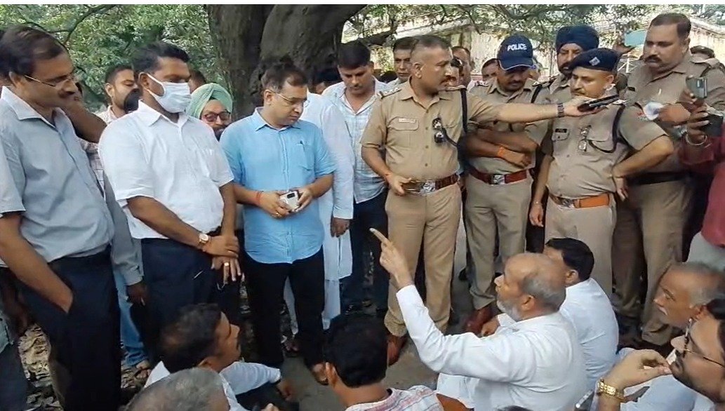 बिजली संकट को लेकर कांग्रेस का हल्ला बोल, रुड़की में कई घंटे तक चला धरना