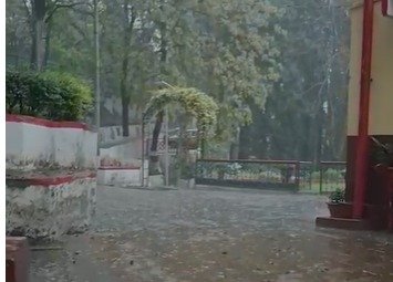 नैनीताल में लगातार बारिश से बढ़ी मुश्किलें, कई संपर्क मार्ग बंद, प्रशासन अलर्ट मोड पर