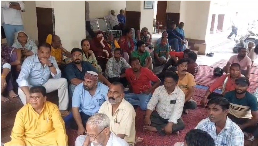 देहरादून में सफाई कर्मचारियों का धरना जारी, वेतन वृद्धि और भर्ती की मांग पर अड़े कर्मचारी