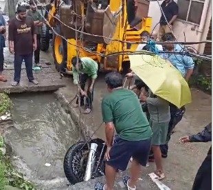 बारिश में सड़क समझकर नाले में उतरी बुलेट, रुड़की में वायरल हुआ हादसे का वीडियो