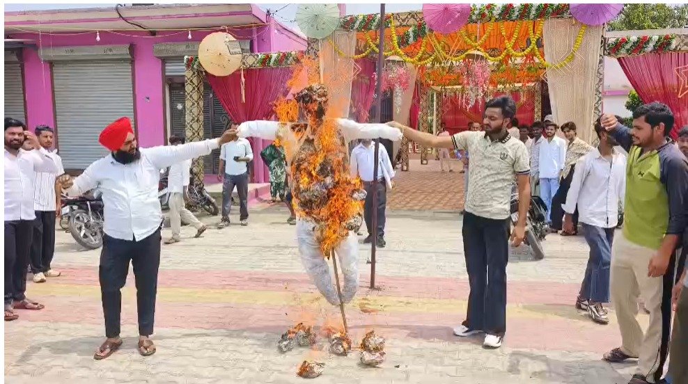 रोजगार की उम्मीद टूटी तो युवाओं ने किया प्रदर्शन, सरकार का फूंका पुतला