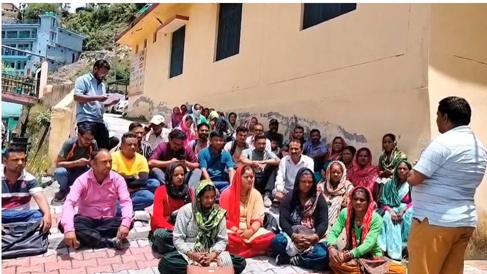 सीएचसी थराली की बदहाल व्यवस्था के खिलाफ प्रधान संगठन का प्रदर्शन, गर्भवती महिला की मौत पर उठे सवाल