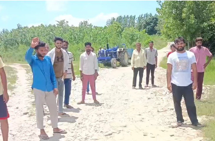 ग्रामीणों का आरोप- शिकायतों के बाद भी नहीं बनी पुलिया, जनप्रतिनिधियों पर उठाए सवाल