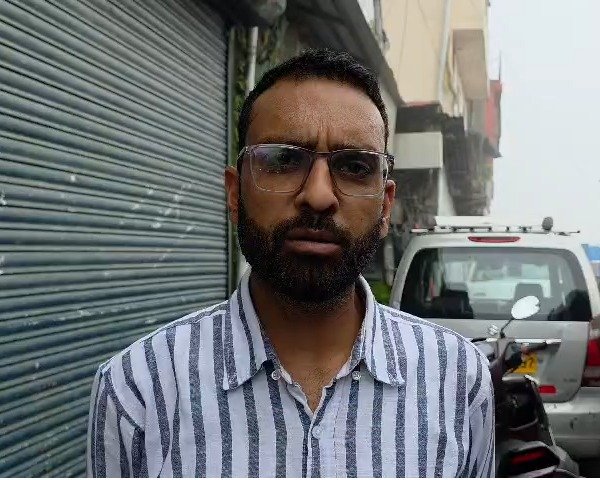 मसूरी में सड़क पर जलभराव का खतरा, स्थानीय निवासी ने उठाई जल निकासी की मांग
