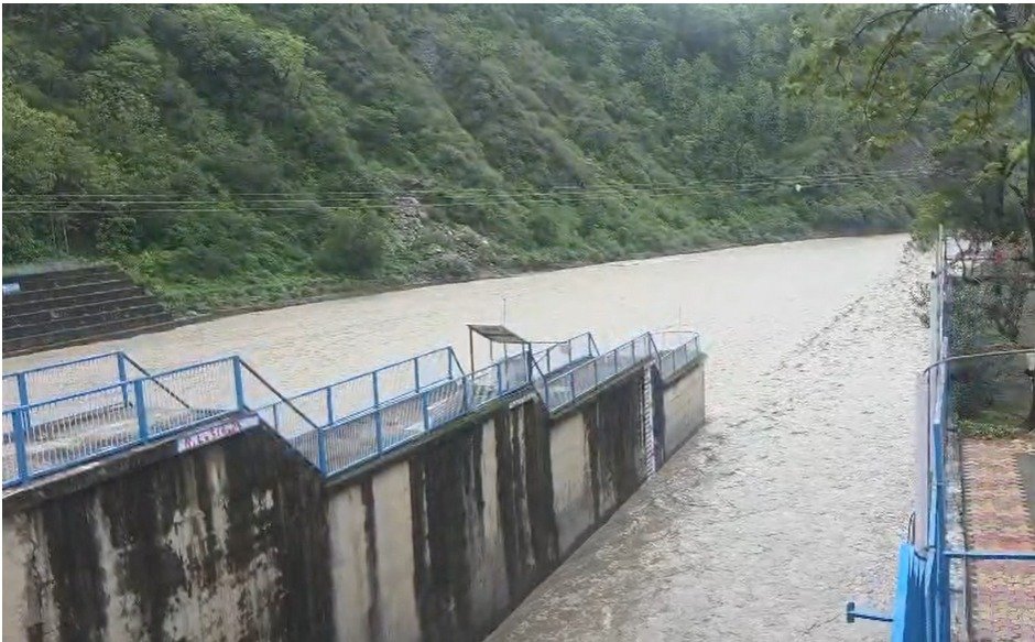 बारिश के बीच गौला बैराज पर बढ़ी सतर्कता, प्रशासन ने जारी किए सुरक्षा निर्देश
