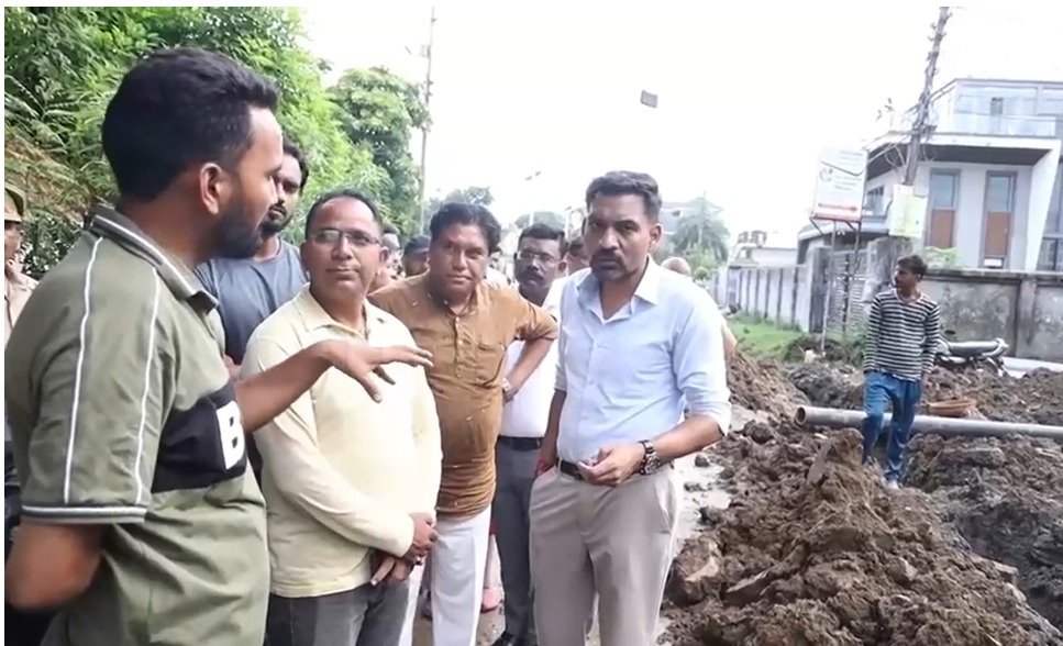 सीमाद्वार में जल निकासी व्यवस्था होगी मजबूत, डीएम डॉ. आशीष चौहान ने किया मौके का निरीक्षण