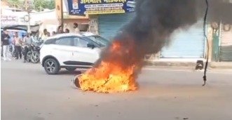इलेक्ट्रिक स्कूटी में अचानक लगी आग, बाल-बाल बचा चालक