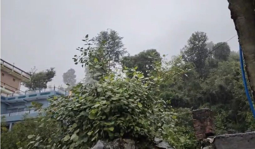 भारी बारिश से पौड़ी में जनजीवन प्रभावित, राष्ट्रीय राजमार्ग पर मलबा गिरने से आवाजाही रुकी