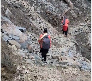 चुनाव से पहले सड़क दो, नहीं तो वोट नहीं: ऐरठा गांव के ग्रामीणों का अल्टीमेटम