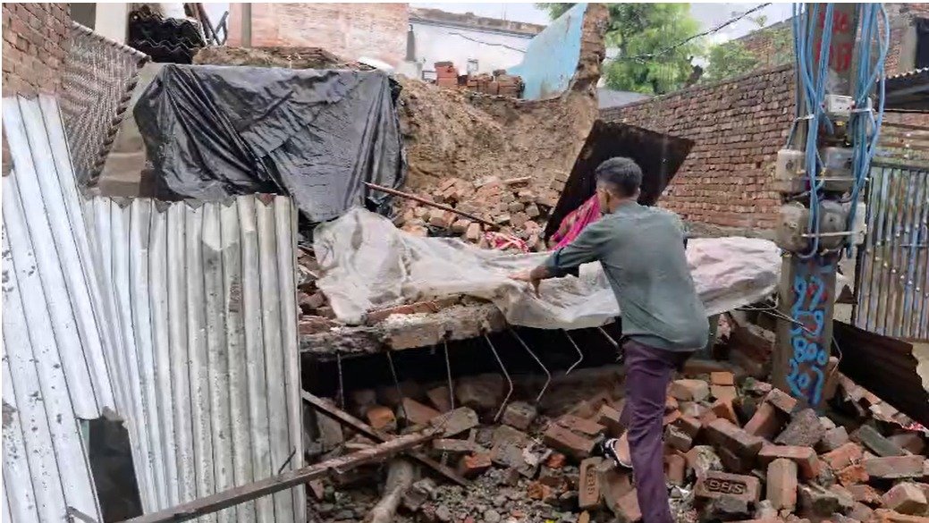 तेज बारिश से ढहे दो मकान, बेटी की शादी का सामान भी मलबे में दबा