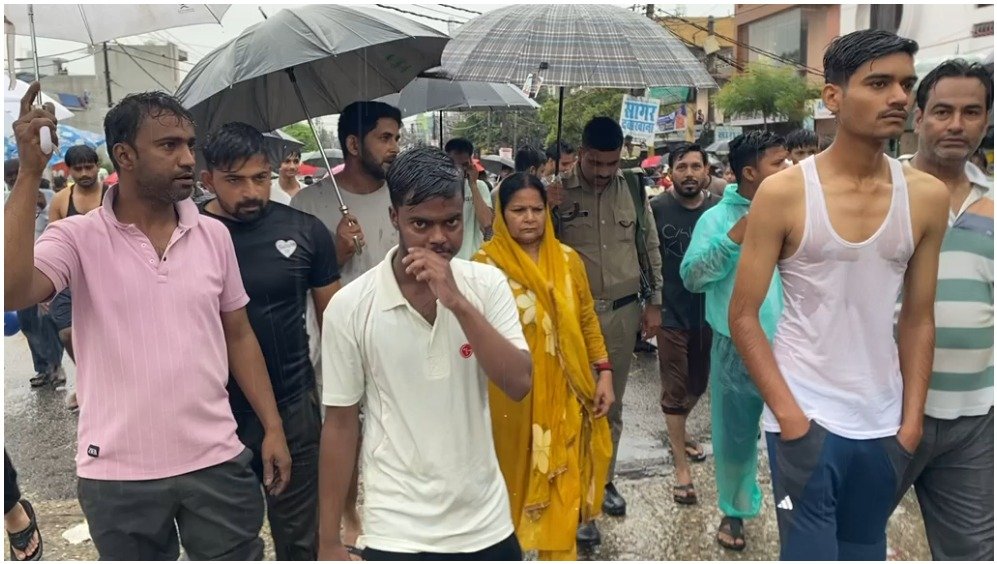 रुड़की में बारिश से बिगड़े हालात, जलभराव वाले इलाकों में ट्रैक्टर से पहुंचीं मेयर अनीता अग्रवाल