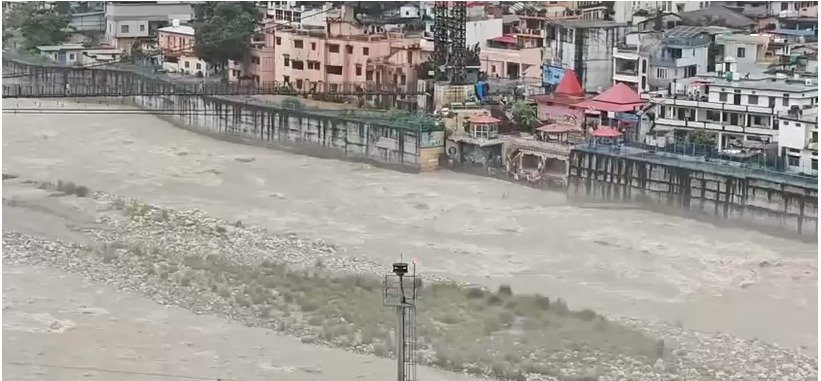 भारी बारिश के बीच उत्तरकाशी में हाई अलर्ट, स्कूल बंद और पांच स्थानों पर सड़कें बाधित